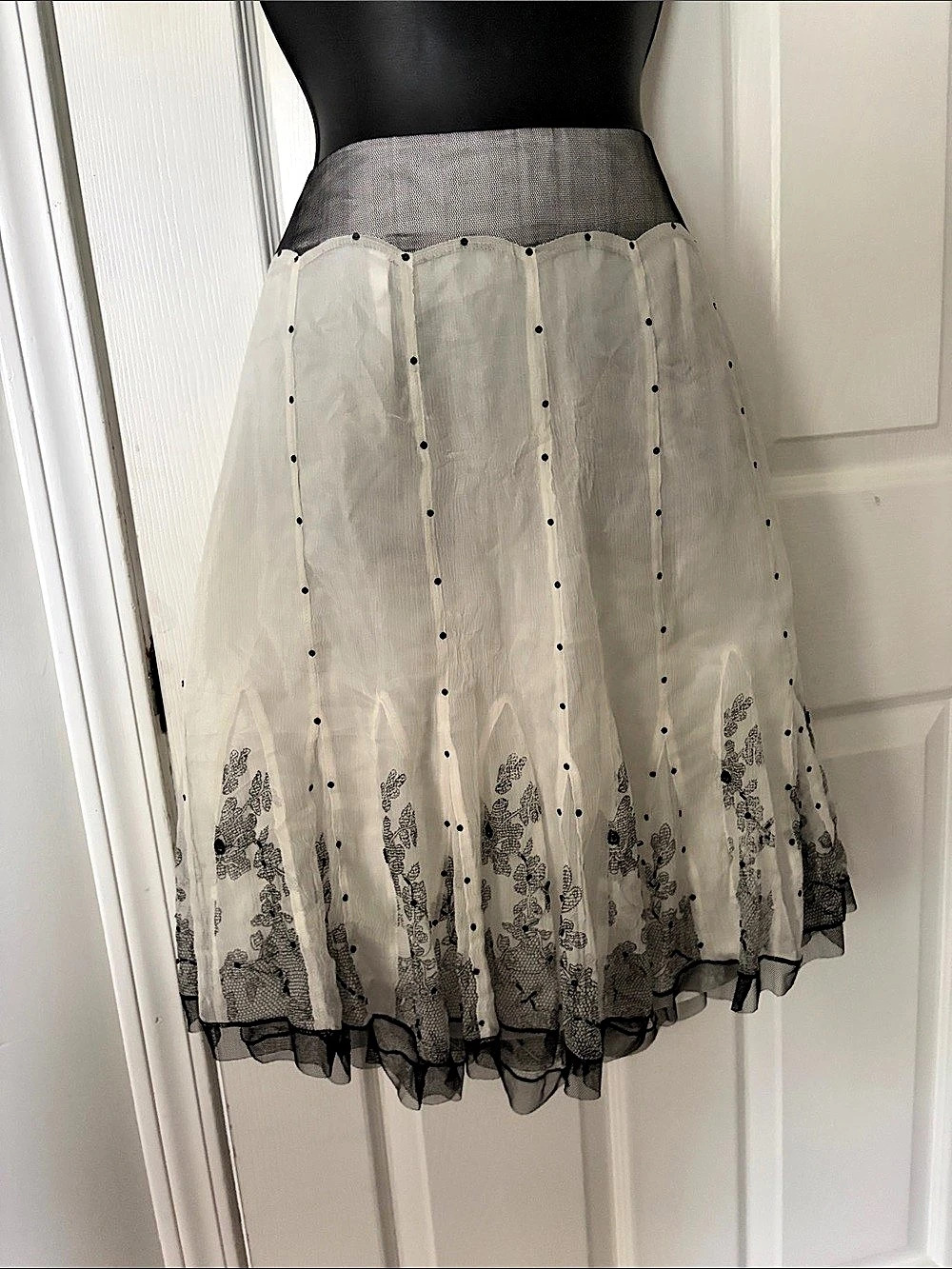 Laundry by Shelli Segal Floral A-Line Skirt in White & Black Size Medium Like